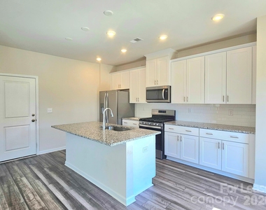 2111 Belterra Drive - Photo Thumbnail 5