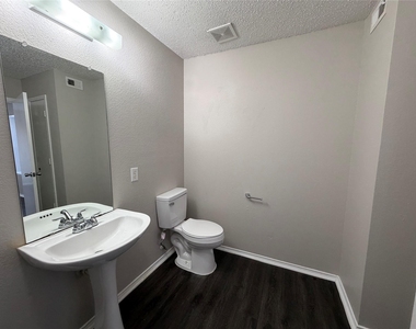 904 Shady Brook Lane - Photo Thumbnail 7