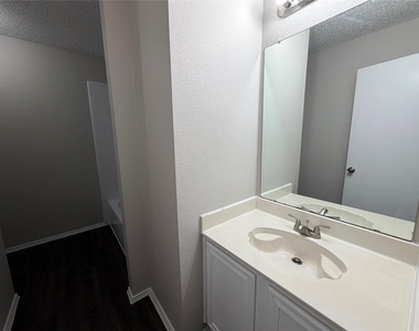 904 Shady Brook Lane - Photo Thumbnail 12