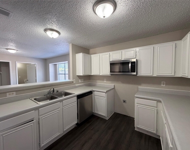 904 Shady Brook Lane - Photo Thumbnail 5