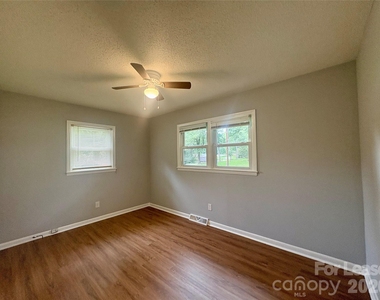 109 Holly Drive - Photo Thumbnail 14