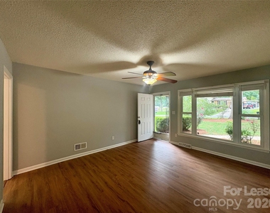 109 Holly Drive - Photo Thumbnail 3