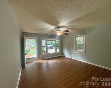 109 Holly Drive - Photo Thumbnail 2