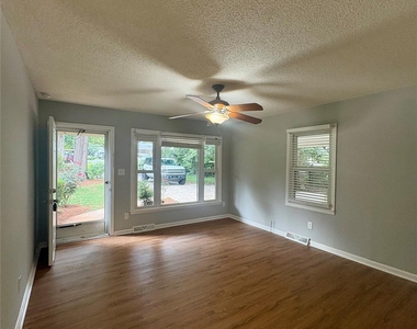 109 Holly Drive - Photo Thumbnail 4