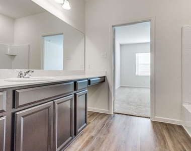 212 Briar Cove - Photo Thumbnail 6