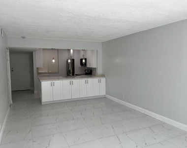 2830 Somerset Drive - Photo Thumbnail 3