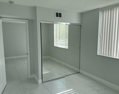 2830 Somerset Drive - Photo Thumbnail 8