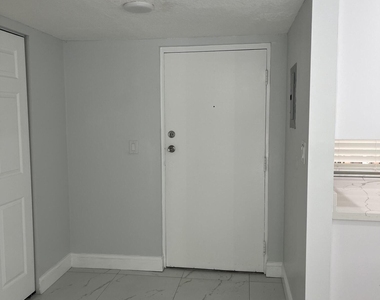 2830 Somerset Drive - Photo Thumbnail 5