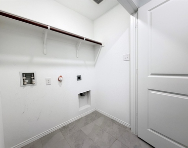 1717 Round House Lane - Photo Thumbnail 15