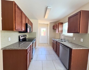 721 E College Street - Photo Thumbnail 2