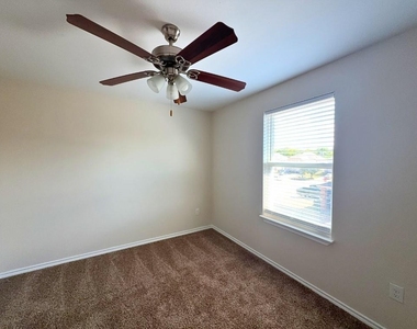 721 E College Street - Photo Thumbnail 5