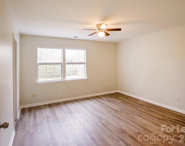 3203 Green Meadow Way - Photo Thumbnail 7