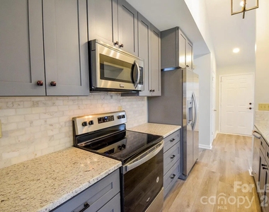 3203 Green Meadow Way - Photo Thumbnail 3