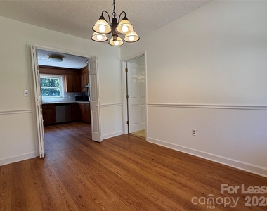8806 Crestwood Drive - Photo Thumbnail 11