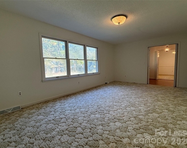 8806 Crestwood Drive - Photo Thumbnail 7