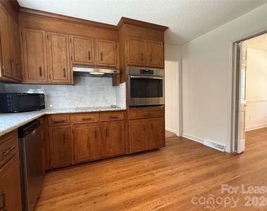 8806 Crestwood Drive - Photo Thumbnail 17
