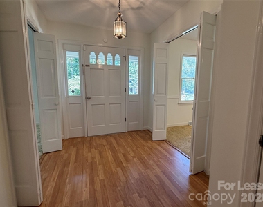 8806 Crestwood Drive - Photo Thumbnail 3