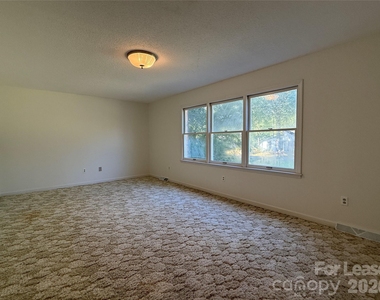 8806 Crestwood Drive - Photo Thumbnail 4