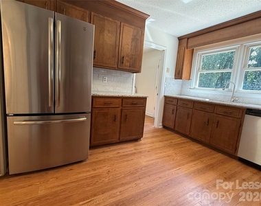 8806 Crestwood Drive - Photo Thumbnail 15