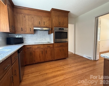 8806 Crestwood Drive - Photo Thumbnail 13