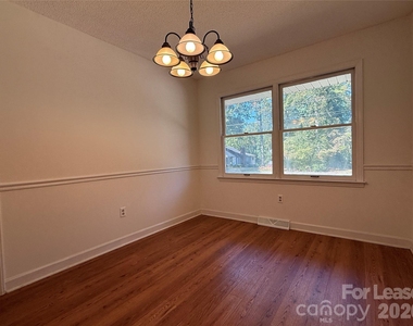 8806 Crestwood Drive - Photo Thumbnail 14