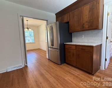 8806 Crestwood Drive - Photo Thumbnail 18