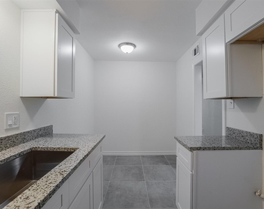 5055 Ridglea Lane - Photo Thumbnail 7