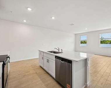 636 Salisbury Circle - Photo Thumbnail 6