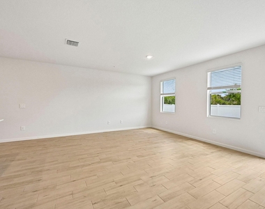 636 Salisbury Circle - Photo Thumbnail 8