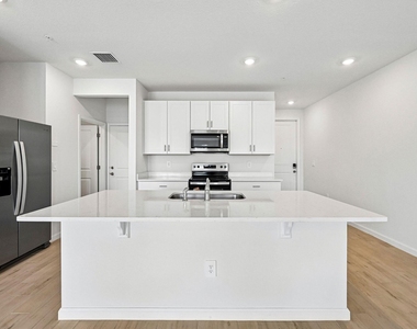 636 Salisbury Circle - Photo Thumbnail 3