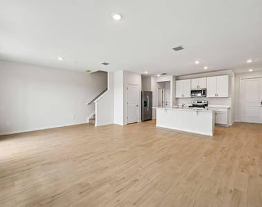 636 Salisbury Circle - Photo Thumbnail 9