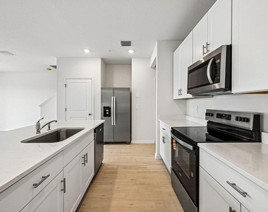 636 Salisbury Circle - Photo Thumbnail 5