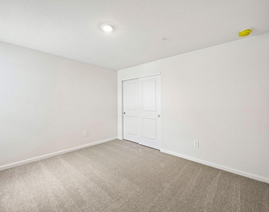 636 Salisbury Circle - Photo Thumbnail 15