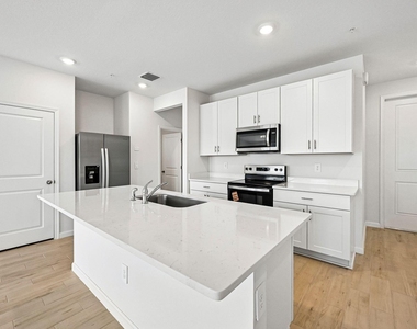 636 Salisbury Circle - Photo Thumbnail 4