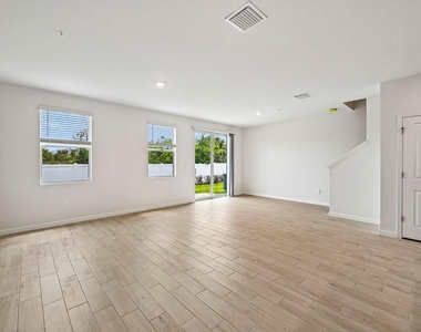 636 Salisbury Circle - Photo Thumbnail 7