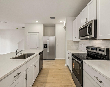 642 Salisbury Circle - Photo Thumbnail 3