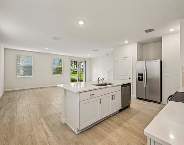 642 Salisbury Circle - Photo Thumbnail 4
