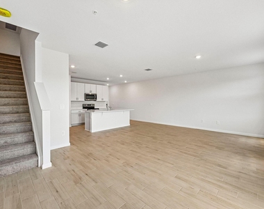642 Salisbury Circle - Photo Thumbnail 8