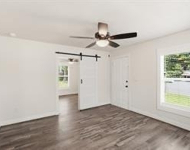 707 W Water Street - Photo Thumbnail 4