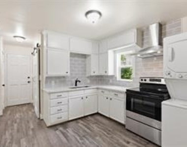 707 W Water Street - Photo Thumbnail 5
