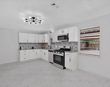 5451 Lubbock Avenue - Photo Thumbnail 6