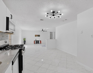 5451 Lubbock Avenue - Photo Thumbnail 9