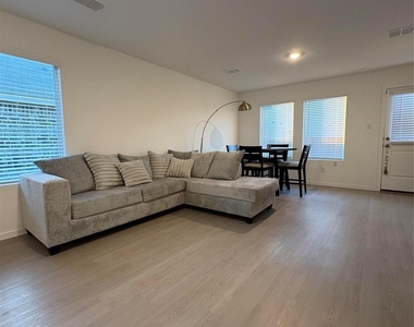 3064 Ashbrook Lane - Photo Thumbnail 5
