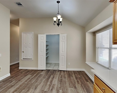 11916 Hickory Circle - Photo Thumbnail 5