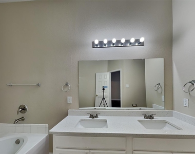 11916 Hickory Circle - Photo Thumbnail 8