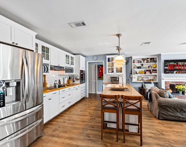 611 East Drive - Photo Thumbnail 7