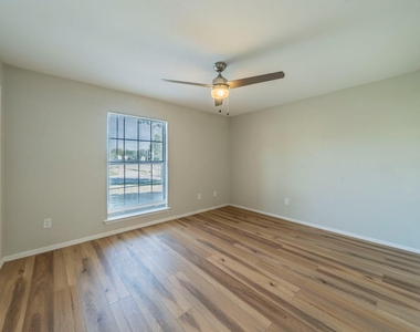 802 Birchwood Drive - Photo Thumbnail 5