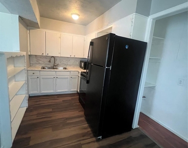 1417 Bennett Avenue - Photo Thumbnail 5