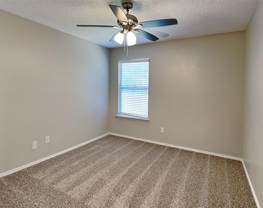 7904 Gardengate Lane - Photo Thumbnail 11