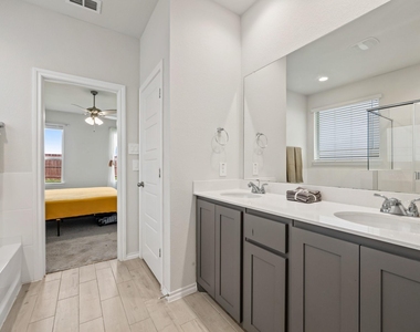 1652 Edgeway Drive - Photo Thumbnail 15